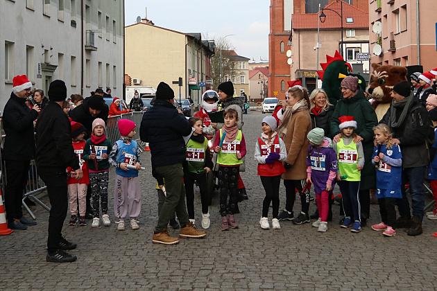 Sztafety SP7 Lębork i SP Nowa Wieś Lęborska najlepsze w Biegach Mikołajkowych