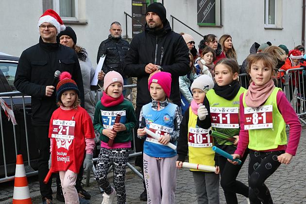 Sztafety SP7 Lębork i SP Nowa Wieś Lęborska najlepsze w Biegach Mikołajkowych