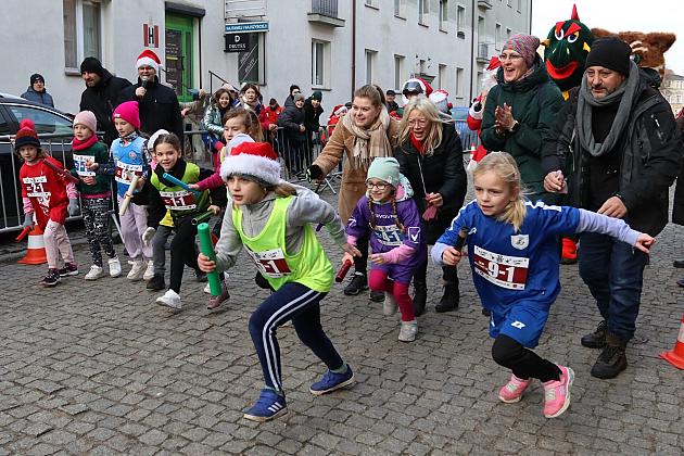 Sztafety SP7 Lębork i SP Nowa Wieś Lęborska najlepsze w Biegach Mikołajkowych