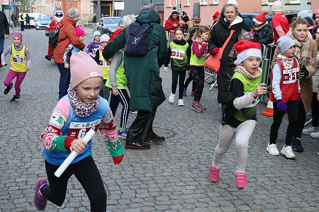 Sztafety SP7 Lębork i SP Nowa Wieś Lęborska najlepsze w Biegach Mikołajkowych
