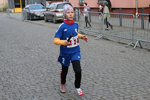 Sztafety SP7 Lębork i SP Nowa Wieś Lęborska najlepsze w Biegach Mikołajkowych