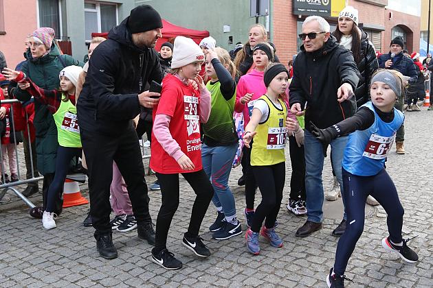 Sztafety SP7 Lębork i SP Nowa Wieś Lęborska najlepsze w Biegach Mikołajkowych