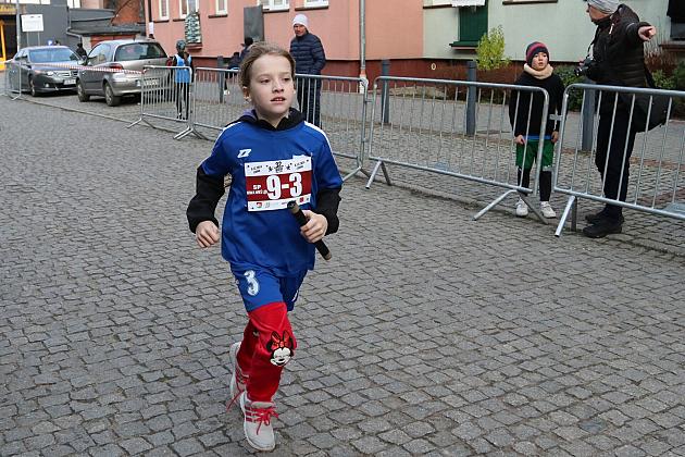 Sztafety SP7 Lębork i SP Nowa Wieś Lęborska najlepsze w Biegach Mikołajkowych