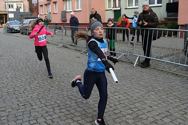 Sztafety SP7 Lębork i SP Nowa Wieś Lęborska najlepsze w Biegach Mikołajkowych