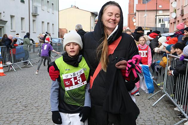 Sztafety SP7 Lębork i SP Nowa Wieś Lęborska najlepsze w Biegach Mikołajkowych