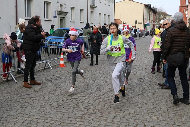 Sztafety SP7 Lębork i SP Nowa Wieś Lęborska najlepsze w Biegach Mikołajkowych