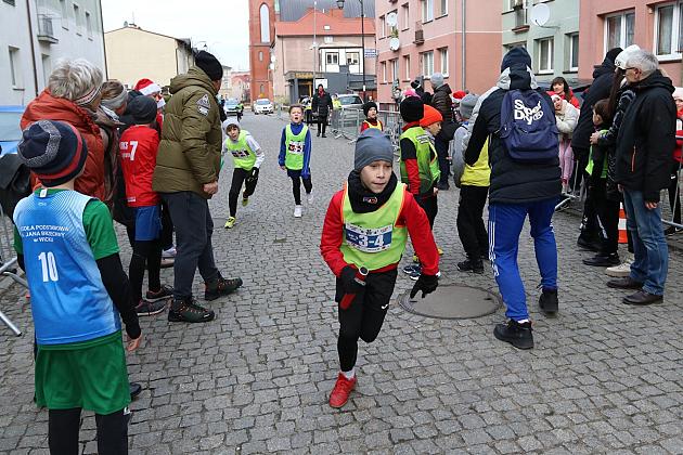 Sztafety SP7 Lębork i SP Nowa Wieś Lęborska najlepsze w Biegach Mikołajkowych