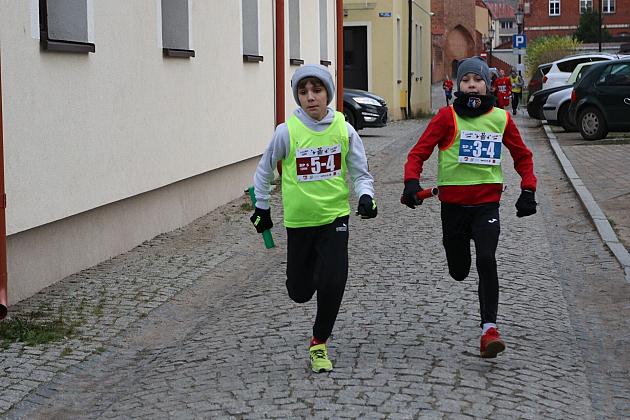 Sztafety SP7 Lębork i SP Nowa Wieś Lęborska najlepsze w Biegach Mikołajkowych