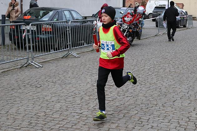 Sztafety SP7 Lębork i SP Nowa Wieś Lęborska najlepsze w Biegach Mikołajkowych