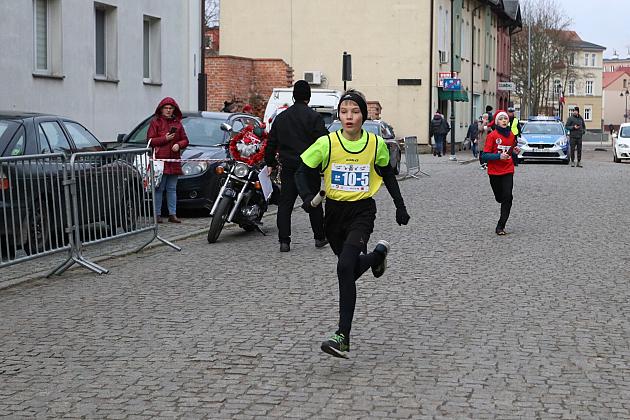 Sztafety SP7 Lębork i SP Nowa Wieś Lęborska najlepsze w Biegach Mikołajkowych