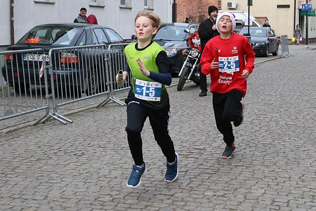 Sztafety SP7 Lębork i SP Nowa Wieś Lęborska najlepsze w Biegach Mikołajkowych