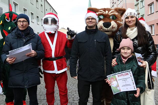 Sztafety SP7 Lębork i SP Nowa Wieś Lęborska najlepsze w Biegach Mikołajkowych