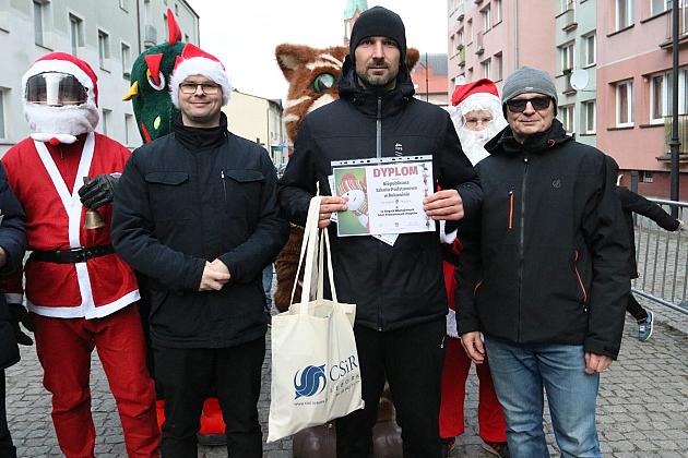 Sztafety SP7 Lębork i SP Nowa Wieś Lęborska najlepsze w Biegach Mikołajkowych