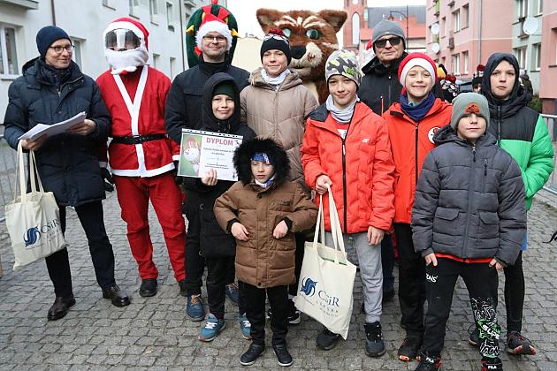 Sztafety SP7 Lębork i SP Nowa Wieś Lęborska najlepsze w Biegach Mikołajkowych