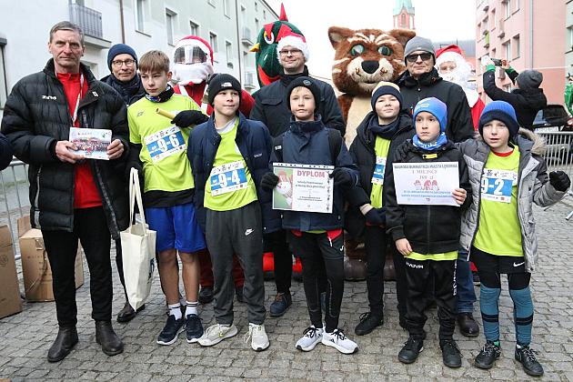 Sztafety SP7 Lębork i SP Nowa Wieś Lęborska najlepsze w Biegach Mikołajkowych