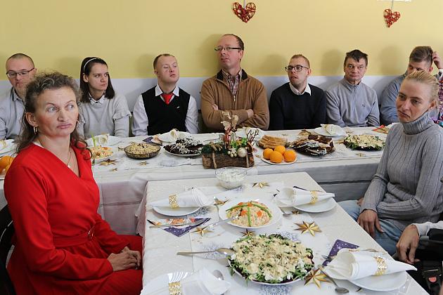 Burmistrz na spotkaniu wigilijno – noworocznym w Warsztacie Terapii Zajęciowej