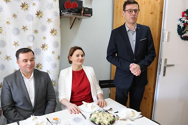 Burmistrz na spotkaniu wigilijno – noworocznym w Warsztacie Terapii Zajęciowej