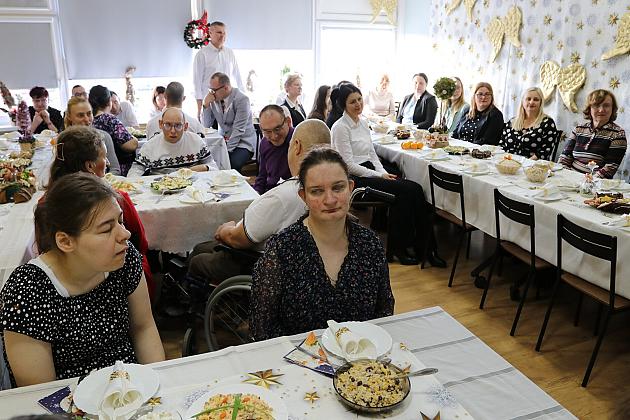 Burmistrz na spotkaniu wigilijno – noworocznym w Warsztacie Terapii Zajęciowej