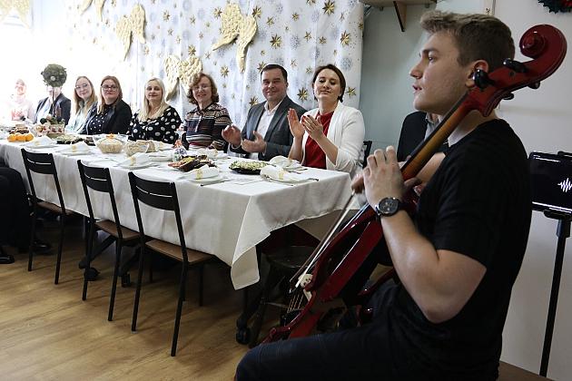 Burmistrz na spotkaniu wigilijno – noworocznym w Warsztacie Terapii Zajęciowej