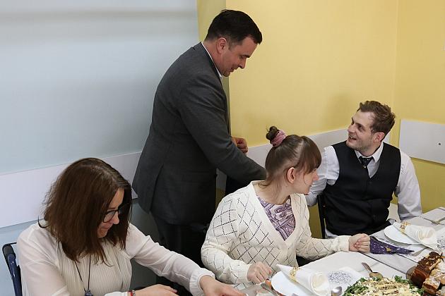 Burmistrz na spotkaniu wigilijno – noworocznym w Warsztacie Terapii Zajęciowej