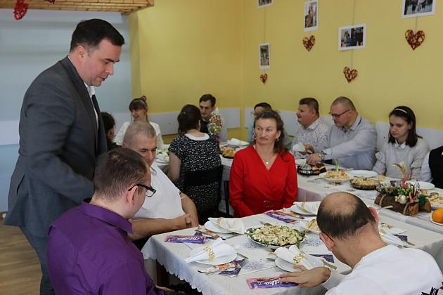 Burmistrz na spotkaniu wigilijno – noworocznym w Warsztacie Terapii Zajęciowej