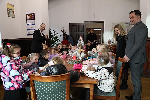 Mali kolędnicy odwiedzili Burmistrza