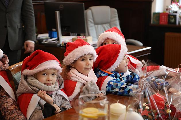 Mali kolędnicy odwiedzili Burmistrza