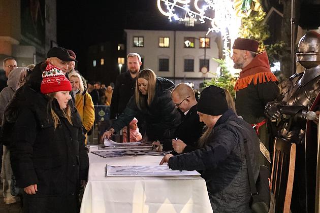 Tłumy na promocji miejskiego kalendarza na 2025 rok