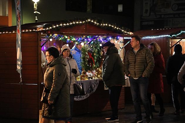 Udany Jarmark Bożanorodzeniowy na Placu Pokoju