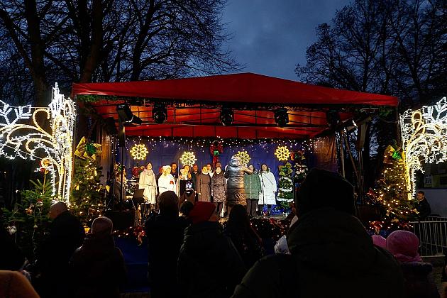 Udany Jarmark Bożanorodzeniowy na Placu Pokoju