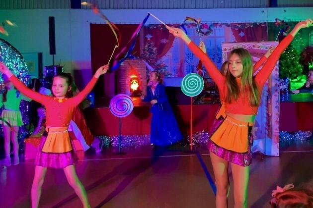 W szczytnym celu wystąpili w spektaklu w Szkole Podstawowej nr 8