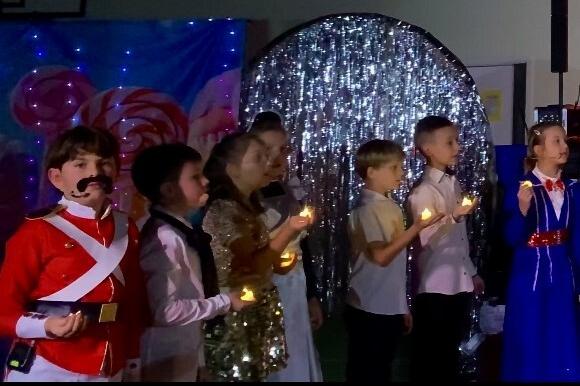 W szczytnym celu wystąpili w spektaklu w Szkole Podstawowej nr 8