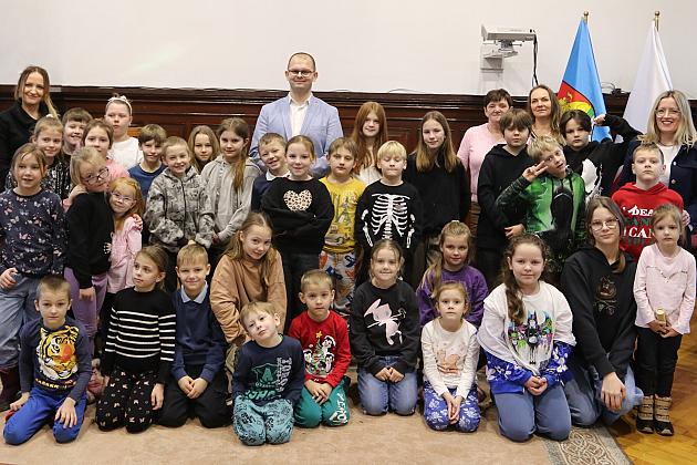 Uczniowie Szkoły Podstawowej w Łebuni odwiedzili ratusz i spotkali się z burmistrzem
