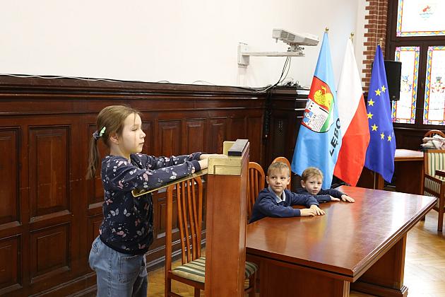 Uczniowie Szkoły Podstawowej w Łebuni odwiedzili ratusz i spotkali się z burmistrzem