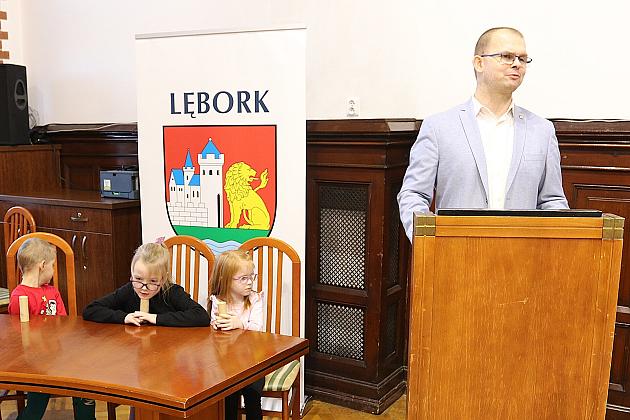 Uczniowie Szkoły Podstawowej w Łebuni odwiedzili ratusz i spotkali się z burmistrzem