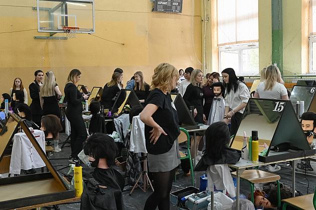 Uczniowie fryzjerskiego rzemiosła zaprezentowali umiejętności w konkursie