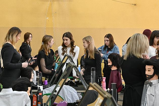 Uczniowie fryzjerskiego rzemiosła zaprezentowali umiejętności w konkursie