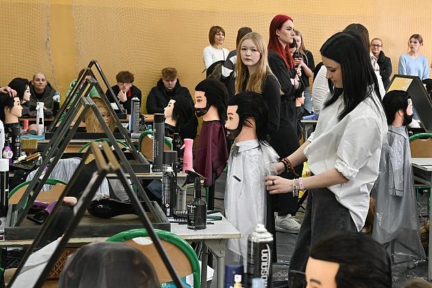 Uczniowie fryzjerskiego rzemiosła zaprezentowali umiejętności w konkursie