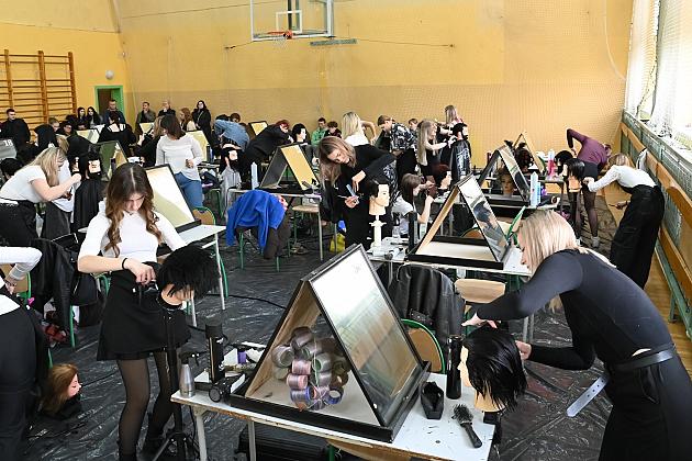 Uczniowie fryzjerskiego rzemiosła zaprezentowali umiejętności w konkursie