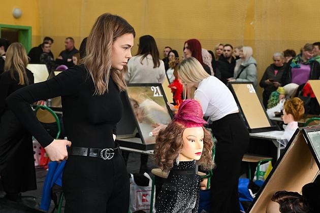 Uczniowie fryzjerskiego rzemiosła zaprezentowali umiejętności w konkursie