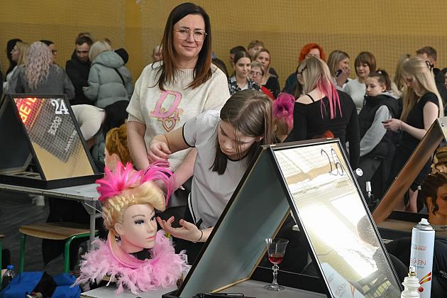 Uczniowie fryzjerskiego rzemiosła zaprezentowali umiejętności w konkursie