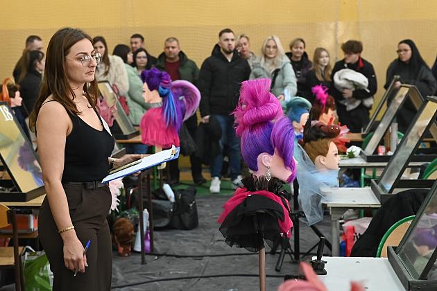 Uczniowie fryzjerskiego rzemiosła zaprezentowali umiejętności w konkursie