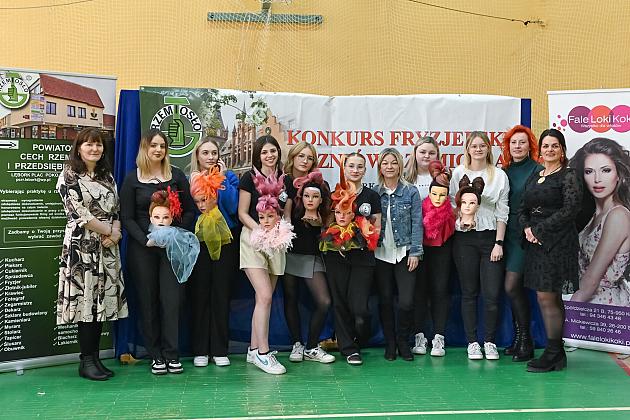 Uczniowie fryzjerskiego rzemiosła zaprezentowali umiejętności w konkursie