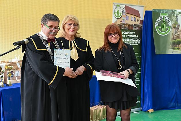 Uczniowie fryzjerskiego rzemiosła zaprezentowali umiejętności w konkursie