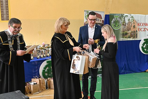 Uczniowie fryzjerskiego rzemiosła zaprezentowali umiejętności w konkursie