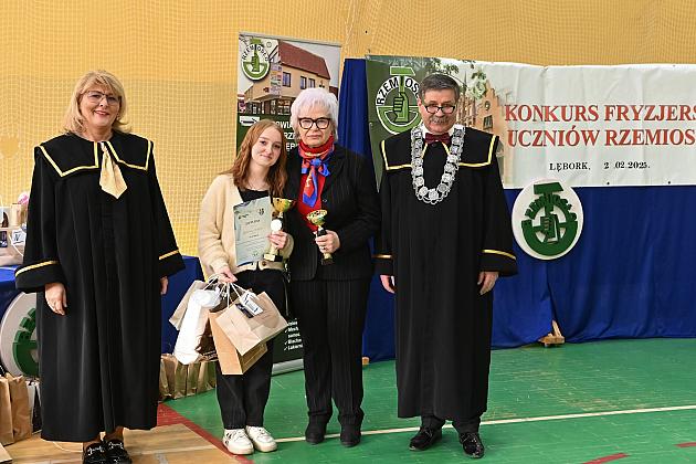 Uczniowie fryzjerskiego rzemiosła zaprezentowali umiejętności w konkursie