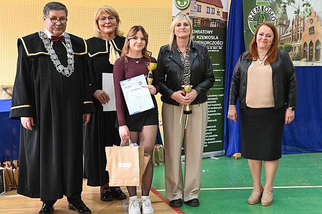 Uczniowie fryzjerskiego rzemiosła zaprezentowali umiejętności w konkursie