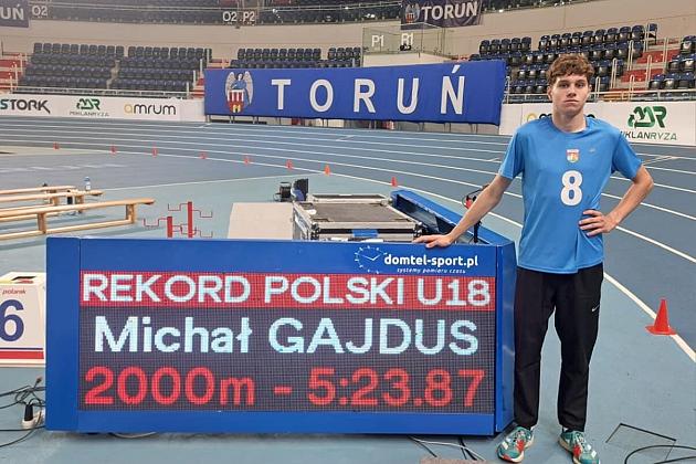 Michał Gajdus pobił halowy rekord Polski U18 w biegu na 2000 m!