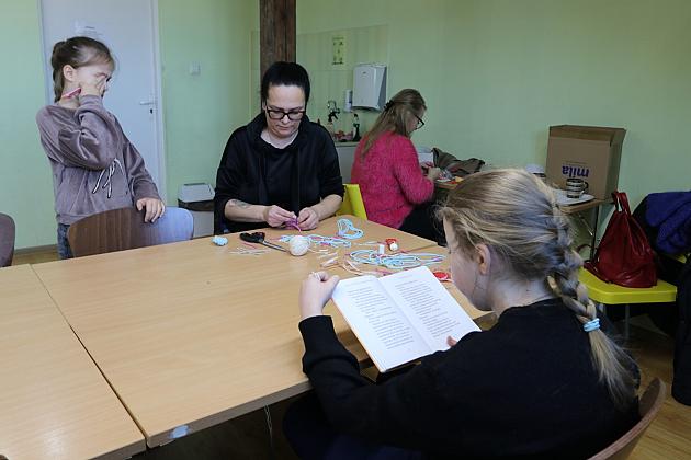 Dzieci i młodzież korzystają w ferie z ciekawych zajęć w bibliotece