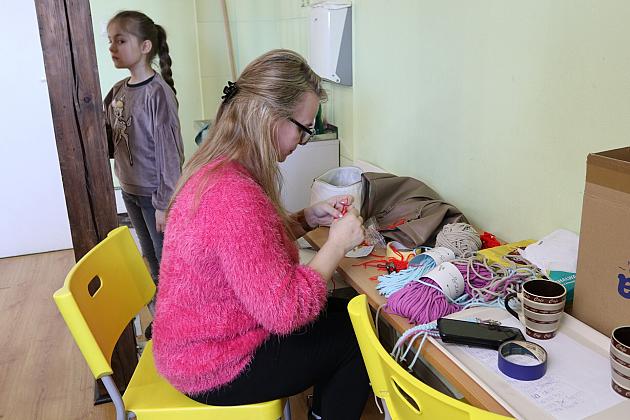 Dzieci i młodzież korzystają w ferie z ciekawych zajęć w bibliotece